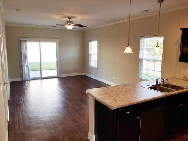 Foto del edificio - Spacious 3 Bedroom 2.5 Bath Townhome with ...