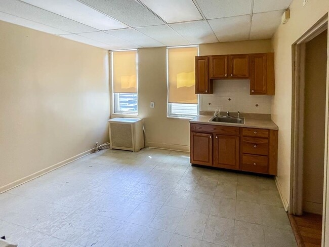 Building Photo - 170 Mallory Ave