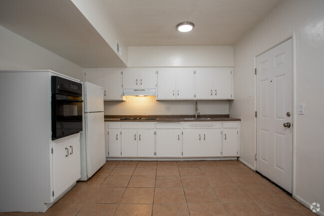 2BR, 1BA - 816 SF - The Palace Apartments