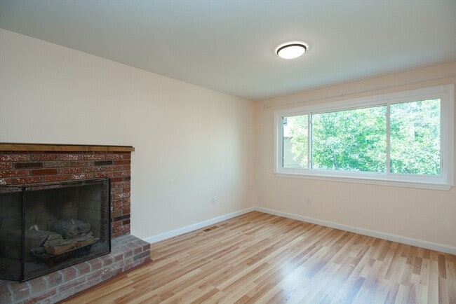 Building Photo - 10 E Bluff Rd
