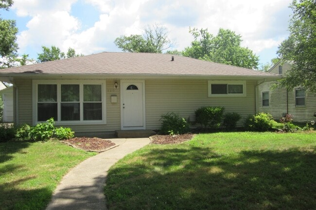 Building Photo - 3 Bedroom Duplex on the East Side of Terre...
