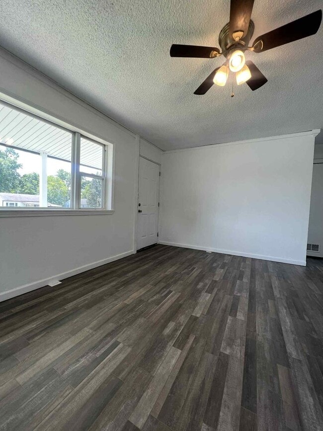 Building Photo - Newly Remodeled 3 Bedroom / 2 Bathroom Hom...