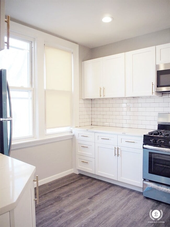 Building Photo - 158 Clerk St