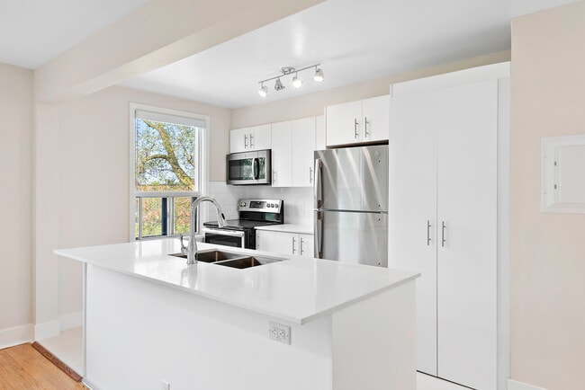 Building Photo - 19-23 Engelhart Cres,64-68 Harris Park Dr