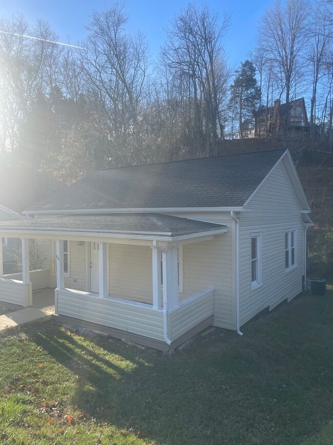 Building Photo - 2 Bedroom 1 Bath Home