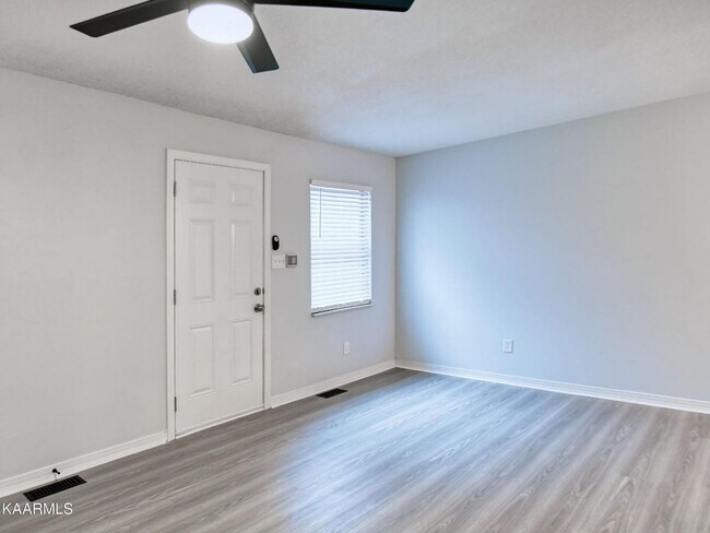 Building Photo - Knoxville 37923 - 2 bedroom, 1.5 bath home...