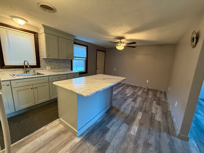 Foto del edificio - 388 Newcomb Rd