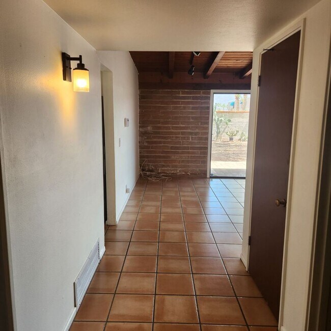 Foto del edificio - $1,995.00 Love this Midtown Midcentury 3 b...