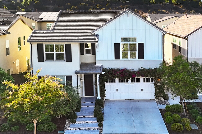 Building Photo - Light and bright 4 bedroom 3 bath beauty i...