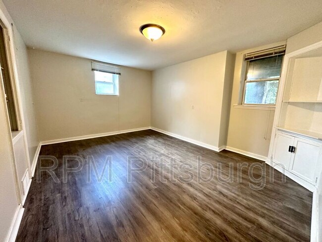 Building Photo - 373 Riverview Ave
