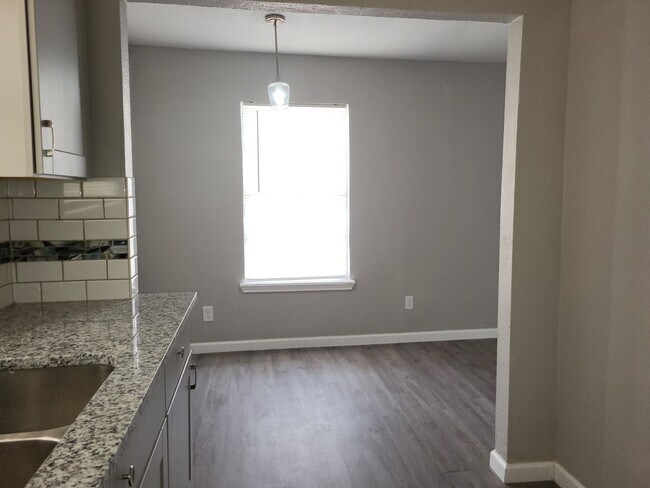 Building Photo - 1/1 rear apartment ready for move-in WITH ...
