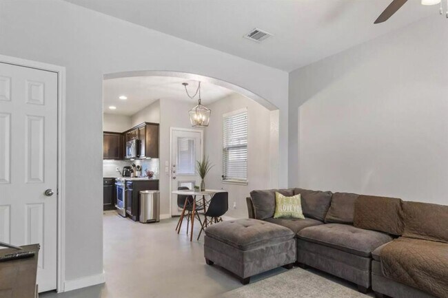 Foto del edificio - 5909 Red Bud Ridge Ln