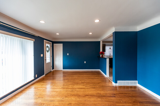 Living area and bar top - 21400 Parklawn St