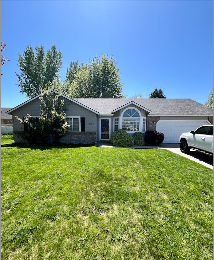 Foto principal - Newly Renovated 3 bed 2 bath home in the h...