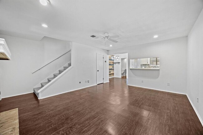 Building Photo - 802 Banister Ln