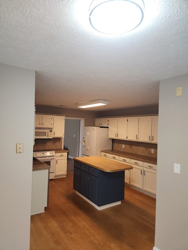 Building Photo - 886 Castlewood Dr