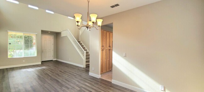 Building Photo - Gorgeous and Spacious!  This 4bd/2.5bth Si...