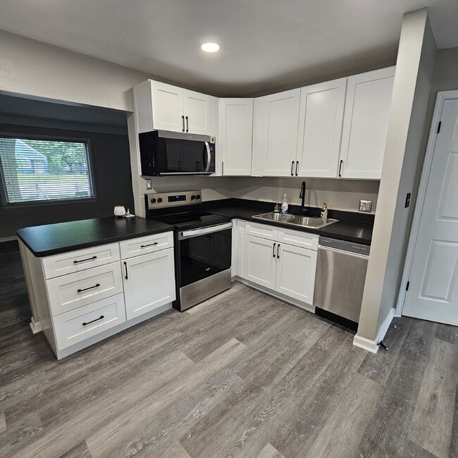 Building Photo - Charming 2-Bedroom Ranch in Royal Oak – Co...