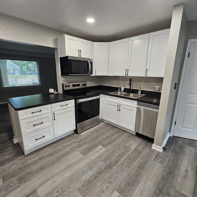Foto del edificio - Charming 2-Bedroom Ranch in Royal Oak – Co...