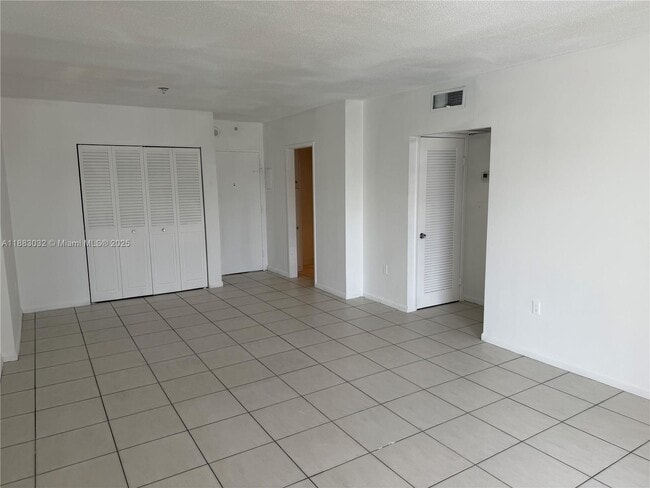 Foto del edificio - 400 Kings Point Dr
