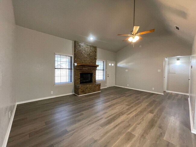 Foto del edificio - AVAILABLE NOW - 2 BEDROOM 2 BATH TOWNHOME ...