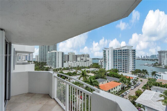 Building Photo - 1621 Bay Rd