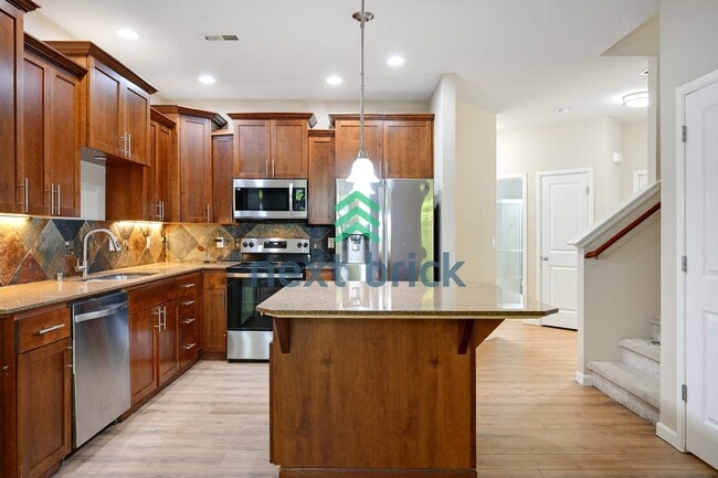 Building Photo - "Spacious 4-Bed Townhouse Retreat: 3.5 Baths & 2400 sq ft of Comfort in Auburn, WA!"