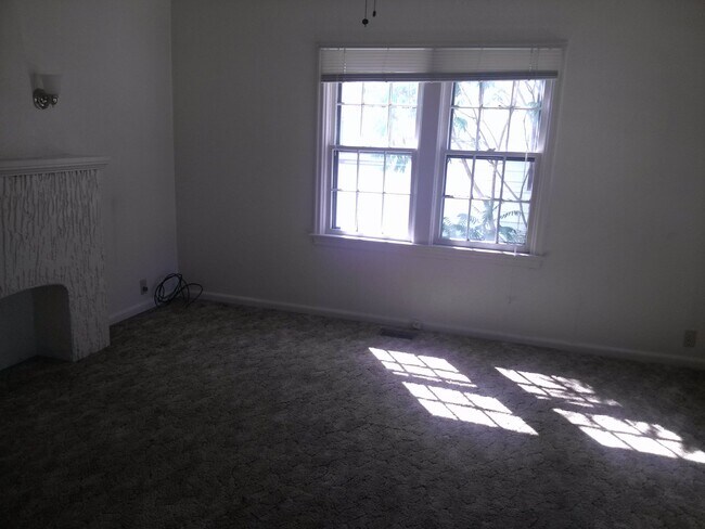 Building Photo - l518