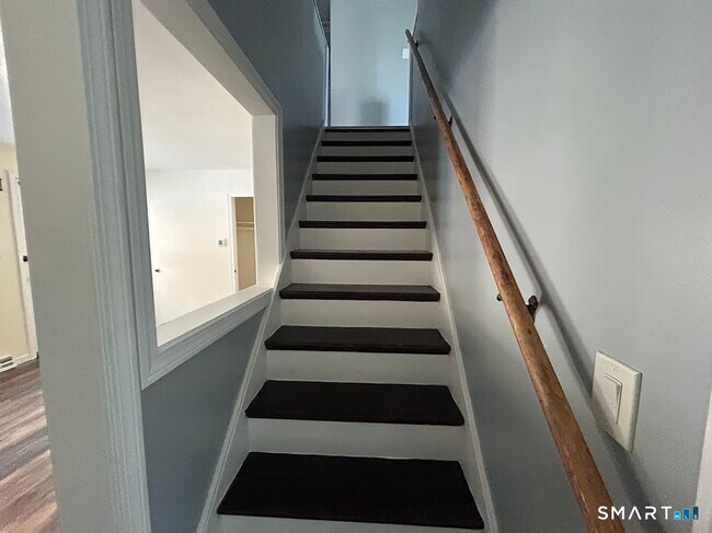 Foto del edificio - 244 Woodlawn Cir