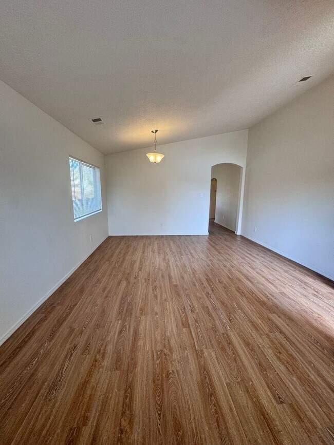 Foto del edificio - 3 bed 2 bath home in Los Lunas  MOVE IN SPECIAL!