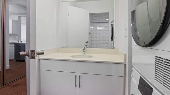 Building Photo - SoMa Square