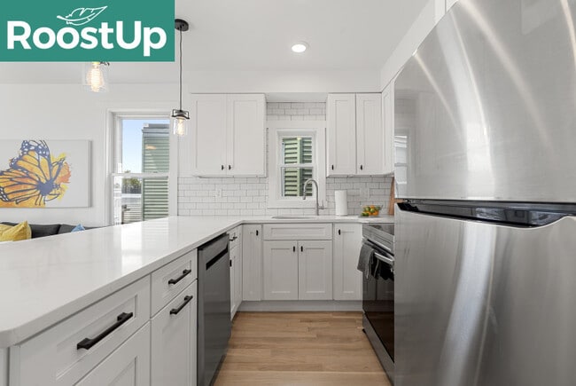 Building Photo - Furnished Bedroom with Private Bath in South Boston