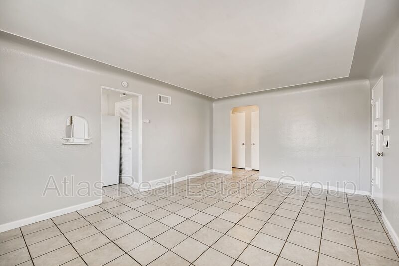 Primary Photo - 1385 Lansing St