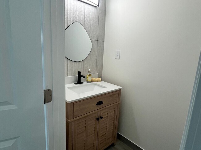 Foto del edificio - 4500 Kings Lake Dr