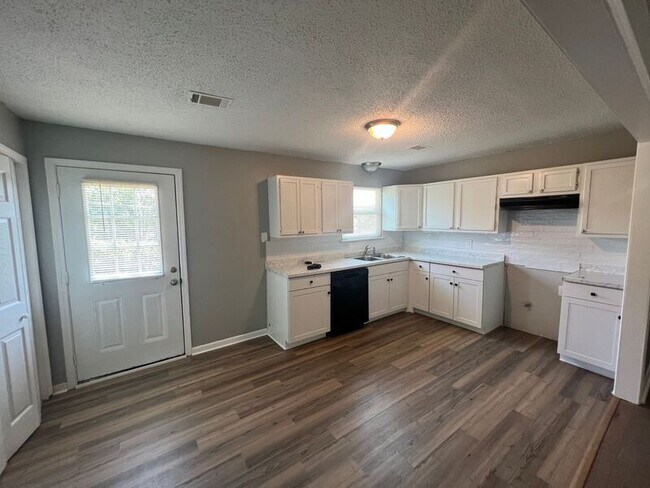 Building Photo - 400 Libby Ln