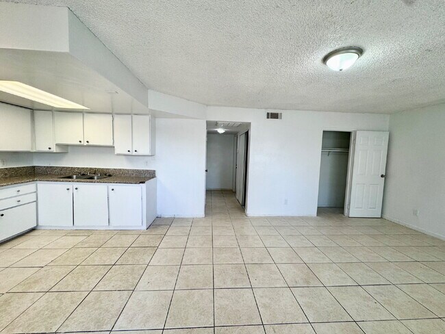 Foto del edificio - Bright & Budget-Friendly Condo for rent Ac...