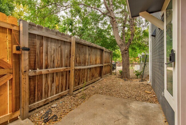 Foto del edificio - "Charming 3-Bed Oasis in Boulder: Spacious 1100 sq. ft. Gem with Modern Amenities!"