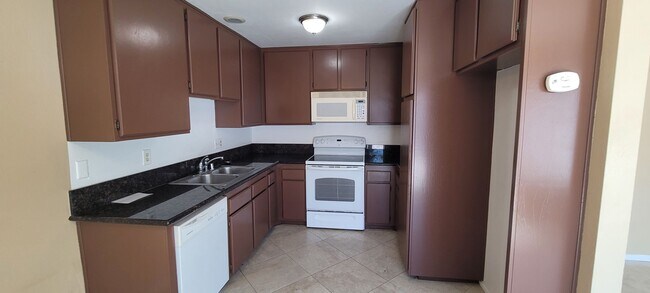 Foto del edificio - 1017 Quiet Creek Ln
