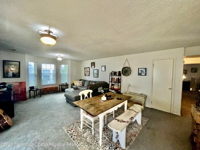 Building Photo - 33 Tulip Ln