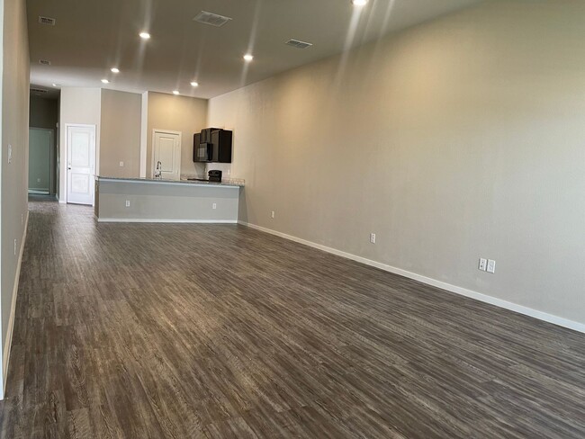 Foto del edificio - Pre-leasing 3 bed 2 bath Move In Ready! Co...