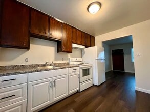 Building Photo - 320 B St