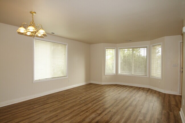 Sala de estar en la parte delantera con ventana panorámica frente a la parte delantera de la casa. - 9624 Spencer Ct