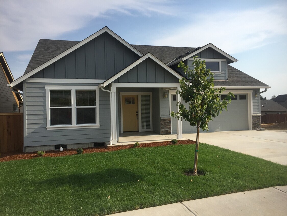 Foto principal - 547 NE Fern Ave