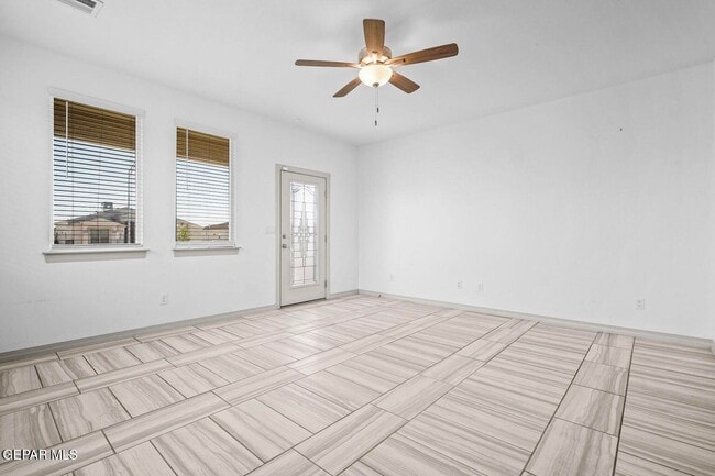 Foto del edificio - 14963 Pebble Hills Blvd
