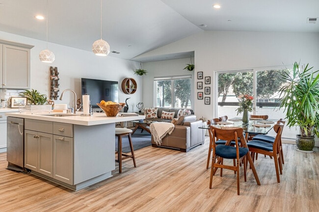 Building Photo - 578 Kelly Ave