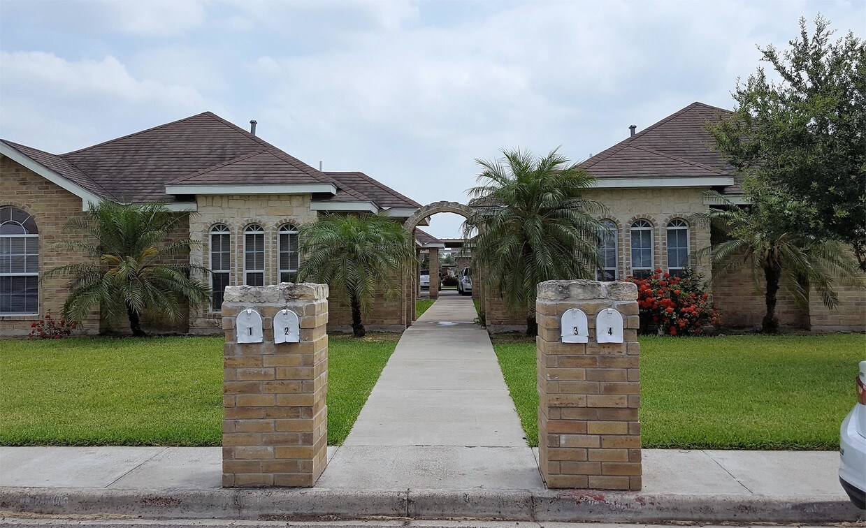 Foto principal - 3702 W Sarah Evans St