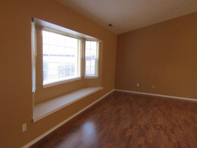 Building Photo - Executive  3 bedroom 2  bathroom at the En...