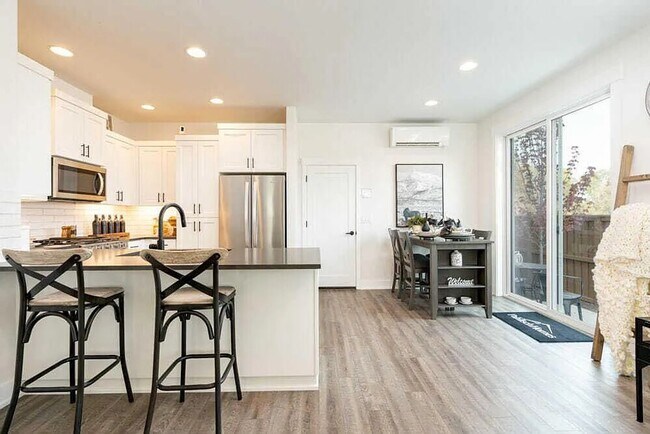 Building Photo - Eastside townhome in the desirable Petrosa neighborhood