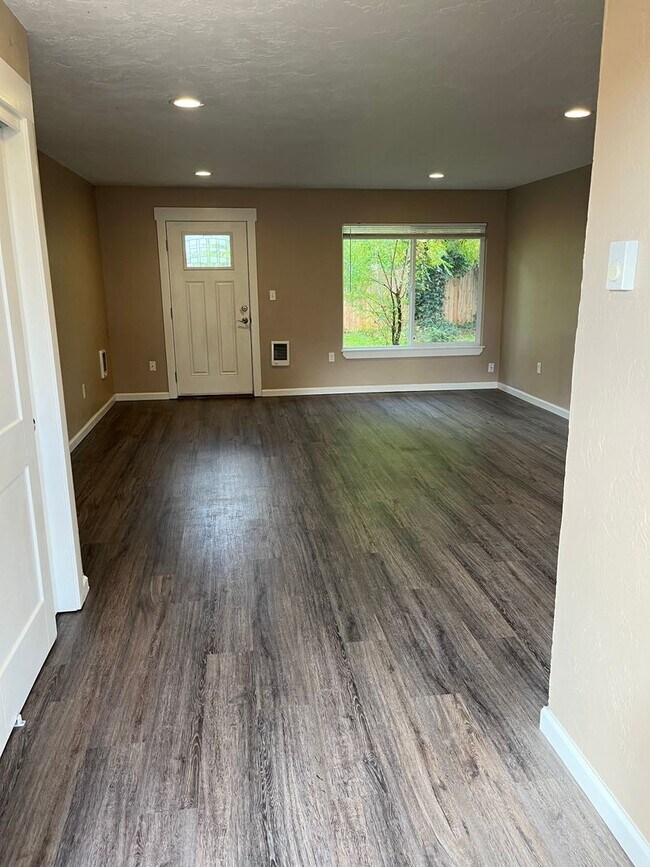 Building Photo - 2 bedroom duplex