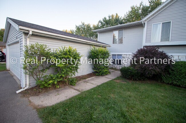 Foto del edificio - Newly Renovated 2-Bed, 1-Bath Lower Unit w...